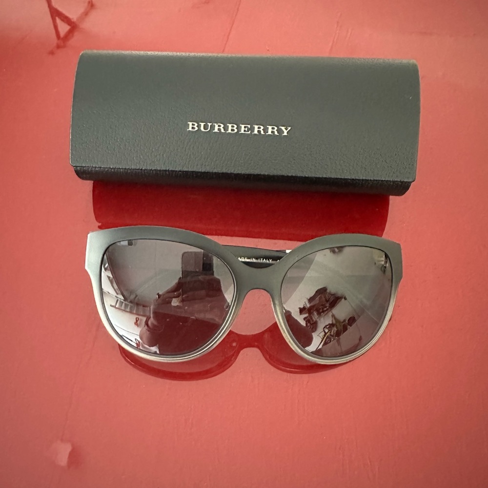 Burberry Sunglasses : Style BE3087